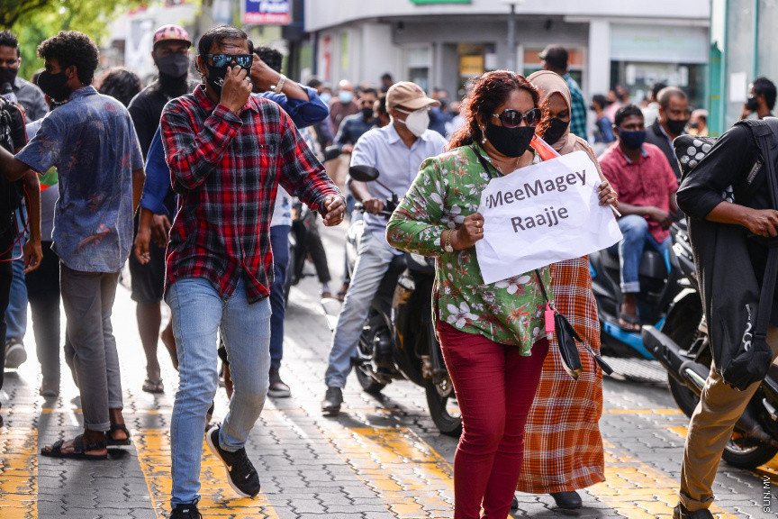 ސެޕްޓެމްބަރ 12، 2020: ހެލްތު ޕްރޮޓެކްޝަން އެޖެންސީ (އެޗްޕީއޭ) ގެ އެންގުމާ ހިލާފަށް އިދިކޮޅު ޕީޕީއެމް/ޕީއެންސީ ކޯލިޝަނުން މާލޭގައި ފެށި ސައިކަލި ބުރު ފުލުހުން ރޫޅާލުން -- ސަން ފޮޓޯ/ ފަޔާޒު މޫސާ
