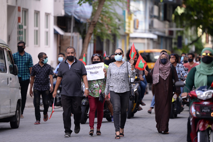 ސެޕްޓެމްބަރ 12، 2020: ހެލްތު ޕްރޮޓެކްޝަން އެޖެންސީ (އެޗްޕީއޭ) ގެ އެންގުމާ ހިލާފަށް އިދިކޮޅު ޕީޕީއެމް/ޕީއެންސީ ކޯލިޝަނުން މާލޭގައި ފެށި ސައިކަލި ބުރު ފުލުހުން ރޫޅާލުން -- ސަން ފޮޓޯ/ ފަޔާޒު މޫސާ