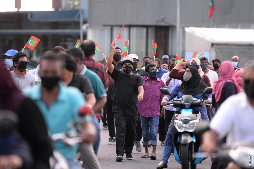 ސެޕްޓެމްބަރ 12، 2020: ހެލްތު ޕްރޮޓެކްޝަން އެޖެންސީ (އެޗްޕީއޭ) ގެ އެންގުމާ ހިލާފަށް އިދިކޮޅު ޕީޕީއެމް/ޕީއެންސީ ކޯލިޝަނުން މާލޭގައި ފެށި ސައިކަލި ބުރު ފުލުހުން ރޫޅާލުން -- ސަން ފޮޓޯ/ ފަޔާޒު މޫސާ