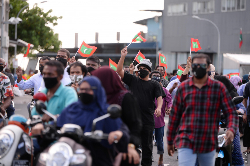 ސެޕްޓެމްބަރ 12، 2020: ހެލްތު ޕްރޮޓެކްޝަން އެޖެންސީ (އެޗްޕީއޭ) ގެ އެންގުމާ ހިލާފަށް އިދިކޮޅު ޕީޕީއެމް/ޕީއެންސީ ކޯލިޝަނުން މާލޭގައި ފެށި ސައިކަލި ބުރު ފުލުހުން ރޫޅާލުން -- ސަން ފޮޓޯ/ ފަޔާޒު މޫސާ