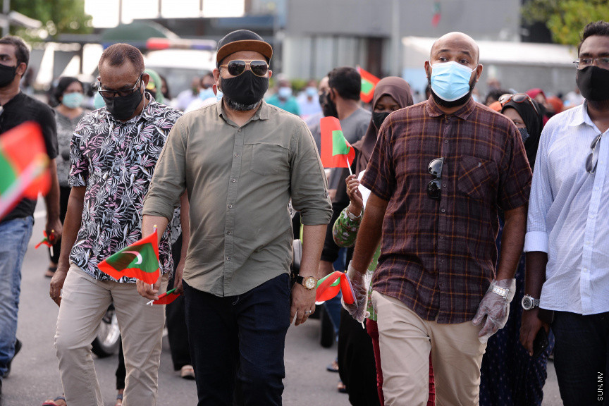 ސެޕްޓެމްބަރ 12، 2020: ހެލްތު ޕްރޮޓެކްޝަން އެޖެންސީ (އެޗްޕީއޭ) ގެ އެންގުމާ ހިލާފަށް އިދިކޮޅު ޕީޕީއެމް/ޕީއެންސީ ކޯލިޝަނުން މާލޭގައި ފެށި ސައިކަލި ބުރު ފުލުހުން ރޫޅާލުން -- ސަން ފޮޓޯ/ ފަޔާޒު މޫސާ
