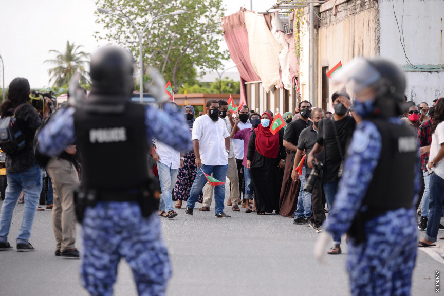 ސެޕްޓެމްބަރ 12، 2020: ހެލްތު ޕްރޮޓެކްޝަން އެޖެންސީ (އެޗްޕީއޭ) ގެ އެންގުމާ ހިލާފަށް އިދިކޮޅު ޕީޕީއެމް/ޕީއެންސީ ކޯލިޝަނުން މާލޭގައި ފެށި ސައިކަލި ބުރު ފުލުހުން ރޫޅާލުން -- ސަން ފޮޓޯ/ ފަޔާޒު މޫސާ