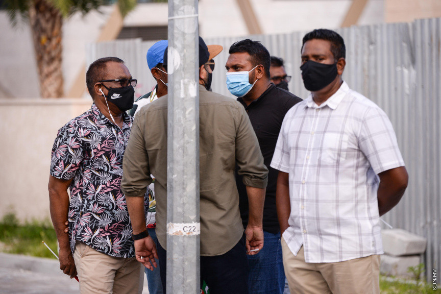 ސެޕްޓެމްބަރ 12، 2020: ހެލްތު ޕްރޮޓެކްޝަން އެޖެންސީ (އެޗްޕީއޭ) ގެ އެންގުމާ ހިލާފަށް އިދިކޮޅު ޕީޕީއެމް/ޕީއެންސީ ކޯލިޝަނުން މާލޭގައި ފެށި ސައިކަލި ބުރު ފުލުހުން ރޫޅާލުން -- ސަން ފޮޓޯ/ ފަޔާޒު މޫސާ