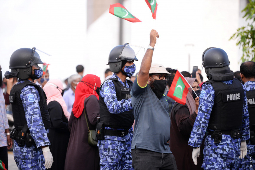 ސެޕްޓެމްބަރ 12، 2020: ހެލްތު ޕްރޮޓެކްޝަން އެޖެންސީ (އެޗްޕީއޭ) ގެ އެންގުމާ ހިލާފަށް އިދިކޮޅު ޕީޕީއެމް/ޕީއެންސީ ކޯލިޝަނުން މާލޭގައި ފެށި ސައިކަލި ބުރު ފުލުހުން ރޫޅާލުން -- ސަން ފޮޓޯ/ ފަޔާޒު މޫސާ
