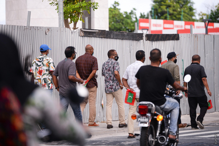 ސެޕްޓެމްބަރ 12، 2020: ހެލްތު ޕްރޮޓެކްޝަން އެޖެންސީ (އެޗްޕީއޭ) ގެ އެންގުމާ ހިލާފަށް އިދިކޮޅު ޕީޕީއެމް/ޕީއެންސީ ކޯލިޝަނުން މާލޭގައި ފެށި ސައިކަލި ބުރު ފުލުހުން ރޫޅާލުން -- ސަން ފޮޓޯ/ ފަޔާޒު މޫސާ