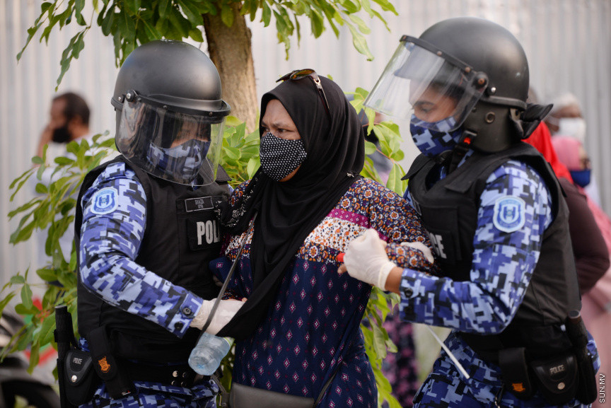 ސެޕްޓެމްބަރ 12، 2020: ހެލްތު ޕްރޮޓެކްޝަން އެޖެންސީ (އެޗްޕީއޭ) ގެ އެންގުމާ ހިލާފަށް އިދިކޮޅު ޕީޕީއެމް/ޕީއެންސީ ކޯލިޝަނުން މާލޭގައި ފެށި ސައިކަލި ބުރު ފުލުހުން ރޫޅާލުން -- ސަން ފޮޓޯ/ ފަޔާޒު މޫސާ