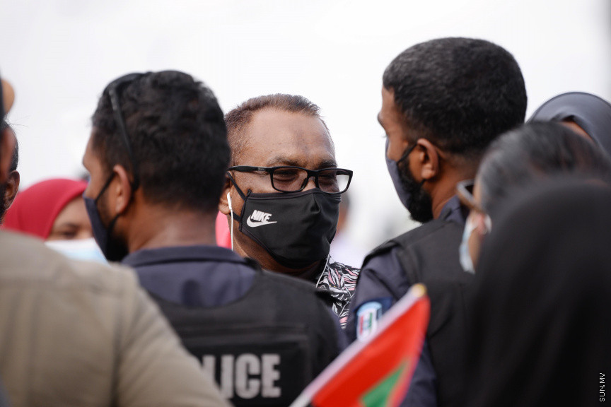 ސެޕްޓެމްބަރ 12، 2020: ހެލްތު ޕްރޮޓެކްޝަން އެޖެންސީ (އެޗްޕީއޭ) ގެ އެންގުމާ ހިލާފަށް އިދިކޮޅު ޕީޕީއެމް/ޕީއެންސީ ކޯލިޝަނުން މާލޭގައި ފެށި ސައިކަލި ބުރު ފުލުހުން ރޫޅާލުން -- ސަން ފޮޓޯ/ ފަޔާޒު މޫސާ