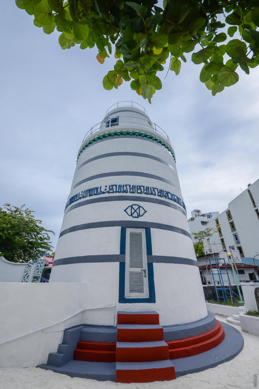 އޮކްޓޫބާރ 1، 2020: އާބާތުރަ ފިލުވުމަށް ވަގުތީ ގޮތުން ބަންދުކުރުމަށްފަހު މާލޭ ހުކުރު މިސްކިތް އަލުން ހުޅުވުން -- ސަން ފޮޓޯ/ ފަޔާޒު މޫސާ