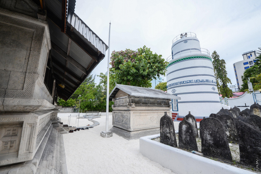 އޮކްޓޫބާރ 1، 2020: އާބާތުރަ ފިލުވުމަށް ވަގުތީ ގޮތުން ބަންދުކުރުމަށްފަހު މާލޭ ހުކުރު މިސްކިތް އަލުން ހުޅުވުން -- ސަން ފޮޓޯ/ ފަޔާޒު މޫސާ