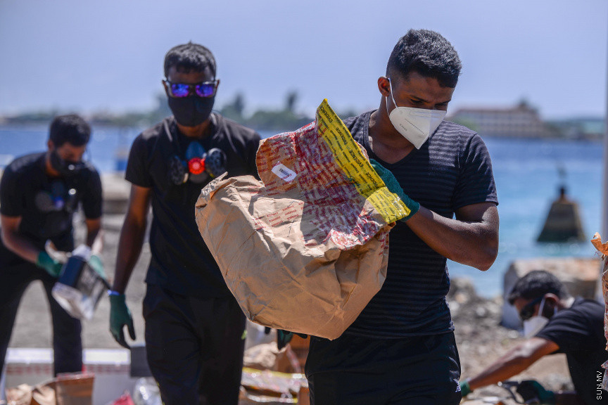 އޮކްޓޫބަރ 8، 2020: އެކި މައްސަލަތަކުގައި ފުލުހުންގެ ބެލުމުގެ ދަށުގައި ހުރި 324 ކިލޯއަށްވުރެ ގިނަ މަސްތުވާތަކެތި ނައްތާލުން: މަސްތުވާތަކެތި ނައްތާލާފައިވަނީ މީޑިއާތަކުގެ ހާޒިރުގައި ދޫނިދޫގައި -- ސަން ފޮޓޯ/ ފަޔާޒު މޫސާ