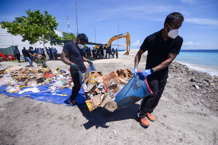 އޮކްޓޫބަރ 8، 2020: އެކި މައްސަލަތަކުގައި ފުލުހުންގެ ބެލުމުގެ ދަށުގައި ހުރި 324 ކިލޯއަށްވުރެ ގިނަ މަސްތުވާތަކެތި ނައްތާލުން: މަސްތުވާތަކެތި ނައްތާލާފައިވަނީ މީޑިއާތަކުގެ ހާޒިރުގައި ދޫނިދޫގައި -- ސަން ފޮޓޯ/ ފަޔާޒު މޫސާ