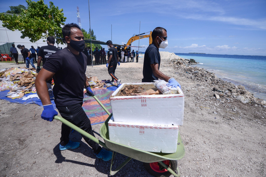 އޮކްޓޫބަރ 8، 2020: އެކި މައްސަލަތަކުގައި ފުލުހުންގެ ބެލުމުގެ ދަށުގައި ހުރި 324 ކިލޯއަށްވުރެ ގިނަ މަސްތުވާތަކެތި ނައްތާލުން: މަސްތުވާތަކެތި ނައްތާލާފައިވަނީ މީޑިއާތަކުގެ ހާޒިރުގައި ދޫނިދޫގައި -- ސަން ފޮޓޯ/ ފަޔާޒު މޫސާ
