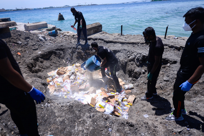 އޮކްޓޫބަރ 8، 2020: އެކި މައްސަލަތަކުގައި ފުލުހުންގެ ބެލުމުގެ ދަށުގައި ހުރި 324 ކިލޯއަށްވުރެ ގިނަ މަސްތުވާތަކެތި ނައްތާލުން: މަސްތުވާތަކެތި ނައްތާލާފައިވަނީ މީޑިއާތަކުގެ ހާޒިރުގައި ދޫނިދޫގައި -- ސަން ފޮޓޯ/ ފަޔާޒު މޫސާ
