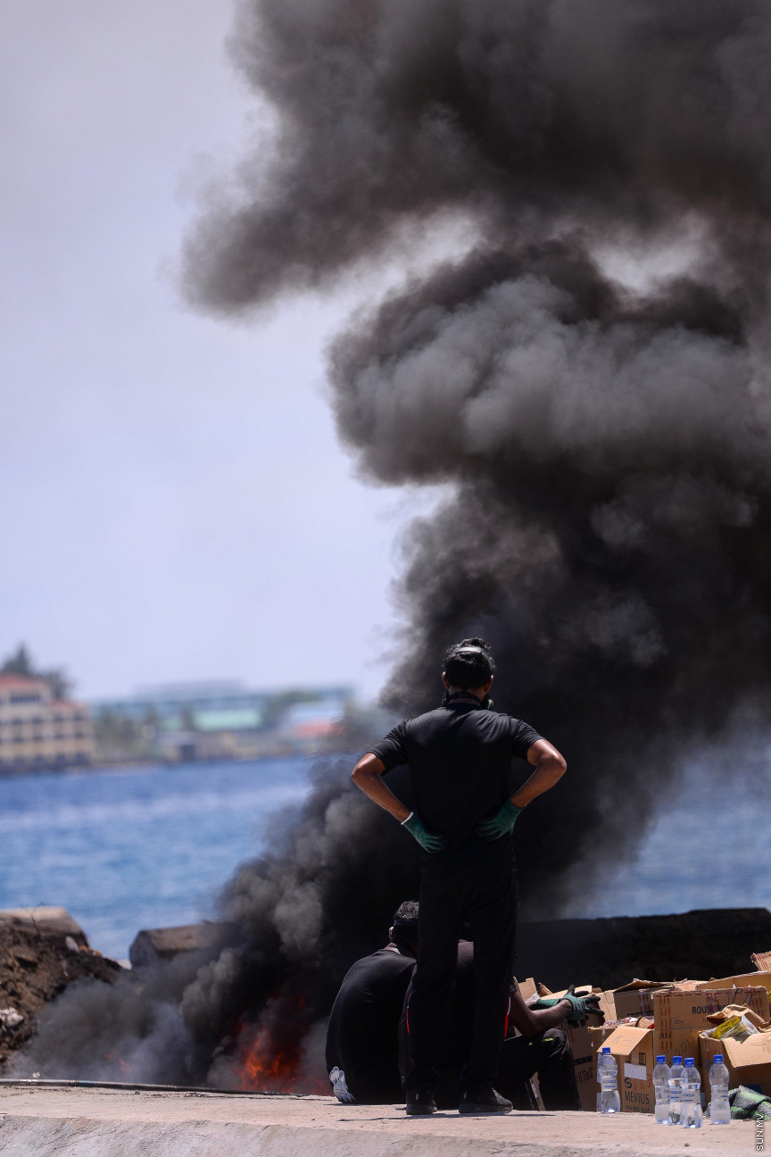 އޮކްޓޫބަރ 8، 2020: އެކި މައްސަލަތަކުގައި ފުލުހުންގެ ބެލުމުގެ ދަށުގައި ހުރި 324 ކިލޯއަށްވުރެ ގިނަ މަސްތުވާތަކެތި ނައްތާލުން: މަސްތުވާތަކެތި ނައްތާލާފައިވަނީ މީޑިއާތަކުގެ ހާޒިރުގައި ދޫނިދޫގައި -- ސަން ފޮޓޯ/ ފަޔާޒު މޫސާ