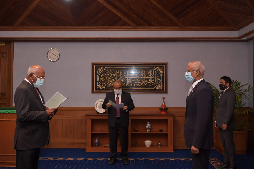 އޮކްޓޫބަރ 28، 2020: މިނިސްޓަރ އޮފް ހެލްތުގެ މަޤާމަށް ހެންވޭރު ހިކިފިނިފެންމާގެ އަޙްމަދު ނަސީމް އިސްކުރައްވައި، އެ މަނިކުފާނަށް މަޤާމުގެ ފަތްކޮޅު ހަވާލުކުރެއްވުން -- ފޮޓޯ/ ރައީސް އޮފީސް