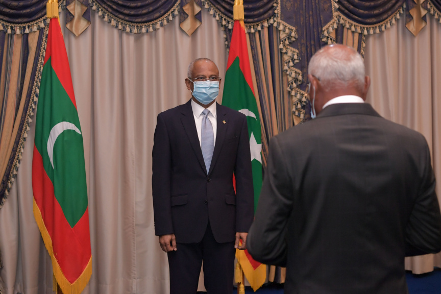 އޮކްޓޫބަރ 28، 2020: މިނިސްޓަރ އޮފް ހެލްތުގެ މަޤާމަށް ހެންވޭރު ހިކިފިނިފެންމާގެ އަޙްމަދު ނަސީމް އިސްކުރައްވައި، އެ މަނިކުފާނަށް މަޤާމުގެ ފަތްކޮޅު ހަވާލުކުރެއްވުން -- ފޮޓޯ/ ރައީސް އޮފީސް