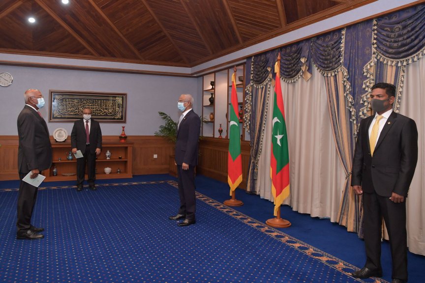 އޮކްޓޫބަރ 28، 2020: މިނިސްޓަރ އޮފް ހެލްތުގެ މަޤާމަށް ހެންވޭރު ހިކިފިނިފެންމާގެ އަޙްމަދު ނަސީމް އިސްކުރައްވައި، އެ މަނިކުފާނަށް މަޤާމުގެ ފަތްކޮޅު ހަވާލުކުރެއްވުން -- ފޮޓޯ/ ރައީސް އޮފީސް