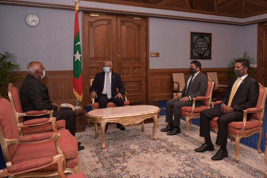 އޮކްޓޫބަރ 28، 2020: މިނިސްޓަރ އޮފް ހެލްތުގެ މަޤާމަށް ހެންވޭރު ހިކިފިނިފެންމާގެ އަޙްމަދު ނަސީމް އިސްކުރައްވައި، އެ މަނިކުފާނަށް މަޤާމުގެ ފަތްކޮޅު ހަވާލުކުރެއްވުން -- ފޮޓޯ/ ރައީސް އޮފީސް