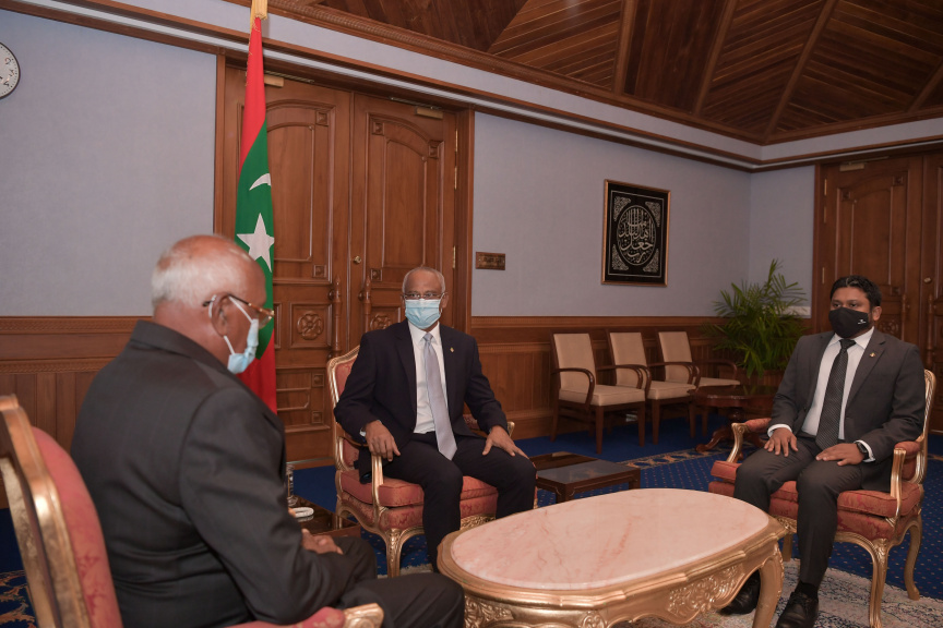 އޮކްޓޫބަރ 28، 2020: މިނިސްޓަރ އޮފް ހެލްތުގެ މަޤާމަށް ހެންވޭރު ހިކިފިނިފެންމާގެ އަޙްމަދު ނަސީމް އިސްކުރައްވައި، އެ މަނިކުފާނަށް މަޤާމުގެ ފަތްކޮޅު ހަވާލުކުރެއްވުން -- ފޮޓޯ/ ރައީސް އޮފީސް