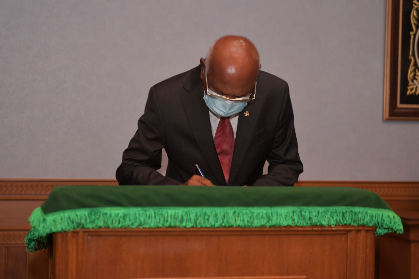 އޮކްޓޫބަރ 28، 2020: މިނިސްޓަރ އޮފް ހެލްތުގެ މަޤާމަށް ހެންވޭރު ހިކިފިނިފެންމާގެ އަޙްމަދު ނަސީމް އިސްކުރައްވައި، އެ މަނިކުފާނަށް މަޤާމުގެ ފަތްކޮޅު ހަވާލުކުރެއްވުން -- ފޮޓޯ/ ރައީސް އޮފީސް