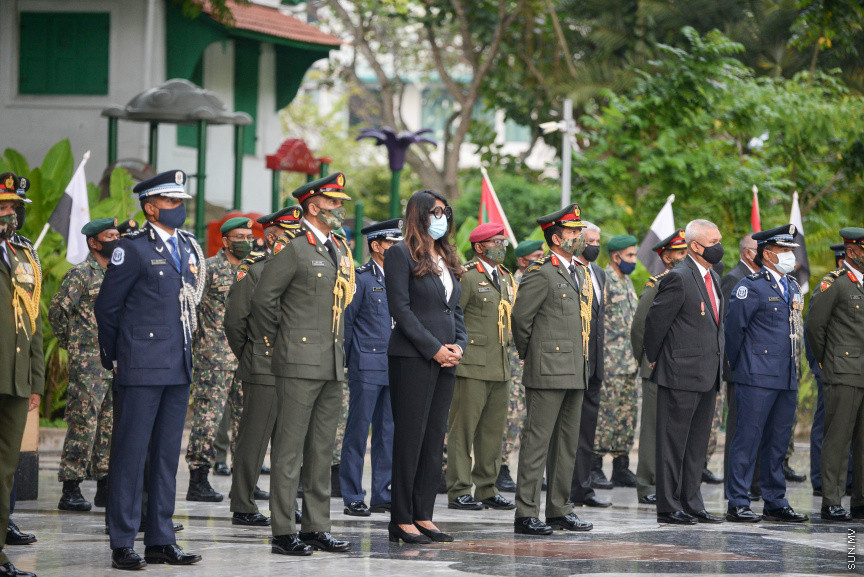 ނޮވެމްބަރ 3، 2020: ނަސްރުގެ ދުވަހުގެ މުނާސަބަތުގައި ތިނެއް ނުވެމްބަރުގެ ހަނދާނީ ބިނާގައި ދިދަ ޖެހުމާއި ގާޑް މައުންޓް ކުރުމުގެ ރަސްމިއްޔާތު -- ސަން ފޮޓޯ/ ފަޔާޒު މޫސާ