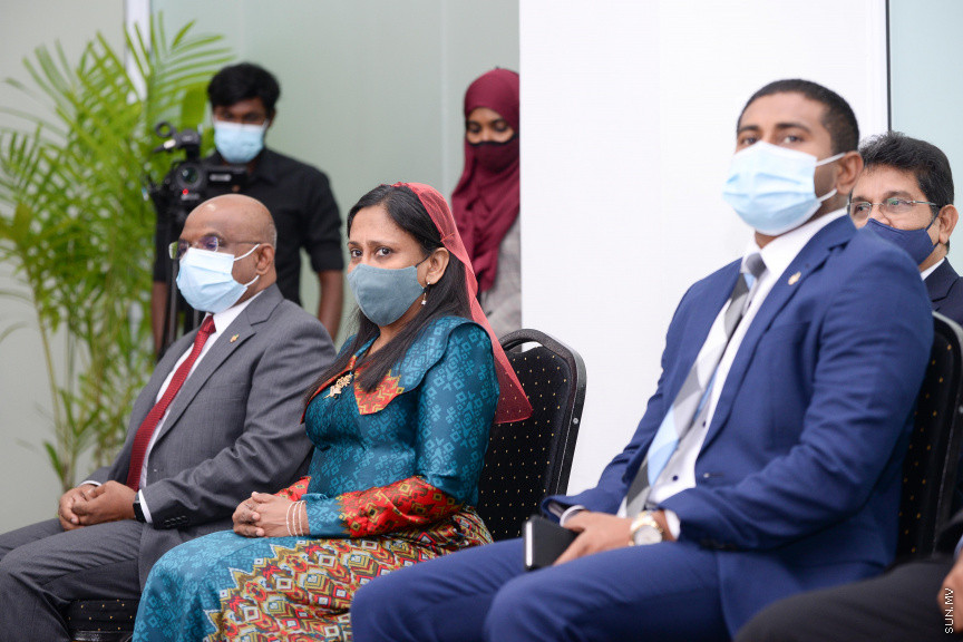 ނޮވެމްބަރ 9، 2020: ދިވެހިރާއްޖެއާ އިންޑިއާއާއި ދެމެދު މުހިއްމު 4 އެމް.އޯ.ޔޫ އެއްގައި ސޮއިކުރުކުމަށް ފޮރިން މިނިސްޓްރީގައި ބޭއްވި ހާއްސަ ރަސްމިއްޔާތުގެ ތެރެއިން: މި ރަސްްމިއްޔާތުގައި އިންޑިއާގެ ފޮރިން ސެކްރެޓަރީ ހާރްޝް ވަރްދާން ޝްރިންގްލާ ބައިވެރިވެ ވަޑައިގެންނެވި -- ސަން ފޮޓޯ/ ފަޔާޒު މޫސާ
