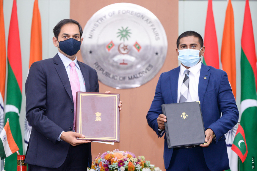 ނޮވެމްބަރ 9، 2020: ދިވެހިރާއްޖެއާ އިންޑިއާއާއި ދެމެދު މުހިއްމު 4 އެމް.އޯ.ޔޫ އެއްގައި ސޮއިކުރުކުމަށް ފޮރިން މިނިސްޓްރީގައި ބޭއްވި ހާއްސަ ރަސްމިއްޔާތުގެ ތެރެއިން: މި ރަސްްމިއްޔާތުގައި އިންޑިއާގެ ފޮރިން ސެކްރެޓަރީ ހާރްޝް ވަރްދާން ޝްރިންގްލާ ބައިވެރިވެ ވަޑައިގެންނެވި -- ސަން ފޮޓޯ/ ފަޔާޒު މޫސާ