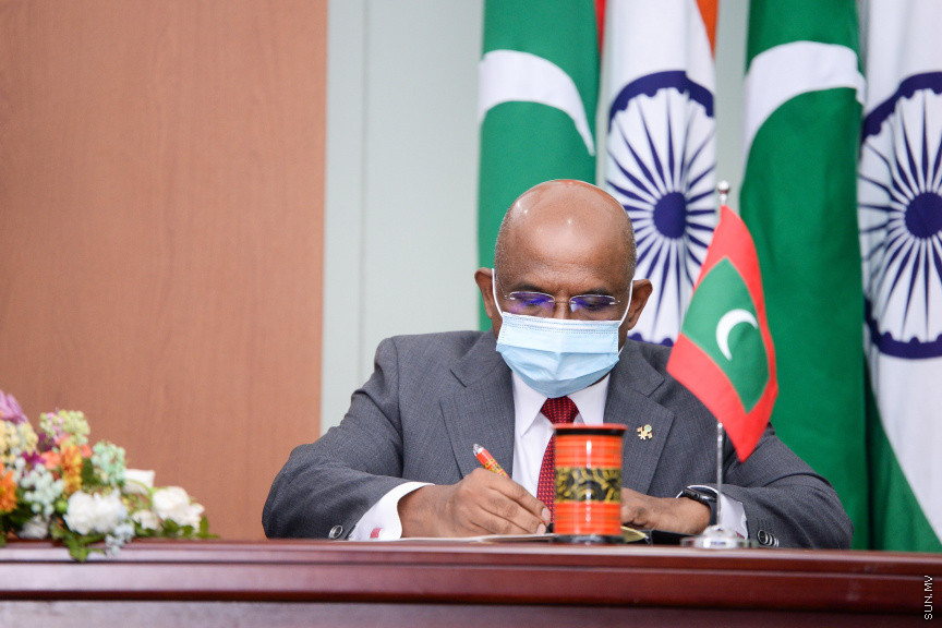 ނޮވެމްބަރ 9، 2020: ދިވެހިރާއްޖެއާ އިންޑިއާއާއި ދެމެދު މުހިއްމު 4 އެމް.އޯ.ޔޫ އެއްގައި ސޮއިކުރުކުމަށް ފޮރިން މިނިސްޓްރީގައި ބޭއްވި ހާއްސަ ރަސްމިއްޔާތުގެ ތެރެއިން: މި ރަސްްމިއްޔާތުގައި އިންޑިއާގެ ފޮރިން ސެކްރެޓަރީ ހާރްޝް ވަރްދާން ޝްރިންގްލާ ބައިވެރިވެ ވަޑައިގެންނެވި -- ސަން ފޮޓޯ/ ފަޔާޒު މޫސާ