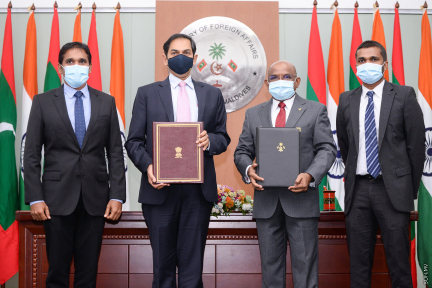 ނޮވެމްބަރ 9، 2020: ދިވެހިރާއްޖެއާ އިންޑިއާއާއި ދެމެދު މުހިއްމު 4 އެމް.އޯ.ޔޫ އެއްގައި ސޮއިކުރުކުމަށް ފޮރިން މިނިސްޓްރީގައި ބޭއްވި ހާއްސަ ރަސްމިއްޔާތުގެ ތެރެއިން: މި ރަސްްމިއްޔާތުގައި އިންޑިއާގެ ފޮރިން ސެކްރެޓަރީ ހާރްޝް ވަރްދާން ޝްރިންގްލާ ބައިވެރިވެ ވަޑައިގެންނެވި -- ސަން ފޮޓޯ/ ފަޔާޒު މޫސާ