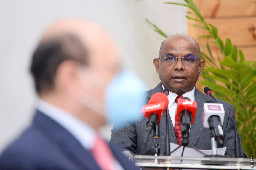 ނޮވެމްބަރ 9، 2020: ދިވެހިރާއްޖެއާ އިންޑިއާއާއި ދެމެދު މުހިއްމު 4 އެމް.އޯ.ޔޫ އެއްގައި ސޮއިކުރުކުމަށް ފޮރިން މިނިސްޓްރީގައި ބޭއްވި ހާއްސަ ރަސްމިއްޔާތުގެ ތެރެއިން: މި ރަސްްމިއްޔާތުގައި އިންޑިއާގެ ފޮރިން ސެކްރެޓަރީ ހާރްޝް ވަރްދާން ޝްރިންގްލާ ބައިވެރިވެ ވަޑައިގެންނެވި -- ސަން ފޮޓޯ/ ފަޔާޒު މޫސާ