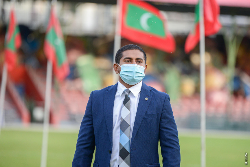 ނޮވެމްބަރ 9، 2020: 67 ރަށުގައި ކުޑަކުދިންގެ ޕާކު ހެދުމަށް ބޭނުންވާ ސާމާނު އިންޑިއާ ސަރުކާރުން ދިވެހިރާއްޖެއަށް ހަދިޔާކުރުން: މިތަކެތި ރަމްޒީގޮތުން ދިވެހި ސަރުކާރާއި ހަވާލު ކުރުމަށް ގަލޮޅި ދަނޑުގައި ބޭއްވި ޚާއްސަ ރަސްމިއްޔާތުގެ ތެރެއިން -- ސަން ފޮޓޯ/ ފަޔާޒު މޫސާ