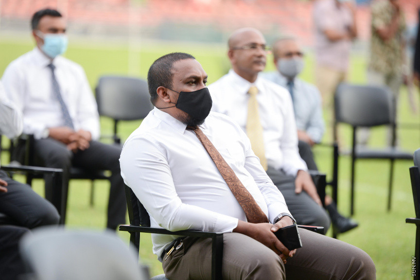 ނޮވެމްބަރ 9، 2020: 67 ރަށުގައި ކުޑަކުދިންގެ ޕާކު ހެދުމަށް ބޭނުންވާ ސާމާނު އިންޑިއާ ސަރުކާރުން ދިވެހިރާއްޖެއަށް ހަދިޔާކުރުން: މިތަކެތި ރަމްޒީގޮތުން ދިވެހި ސަރުކާރާއި ހަވާލު ކުރުމަށް ގަލޮޅި ދަނޑުގައި ބޭއްވި ޚާއްސަ ރަސްމިއްޔާތުގެ ތެރެއިން -- ސަން ފޮޓޯ/ ފަޔާޒު މޫސާ
