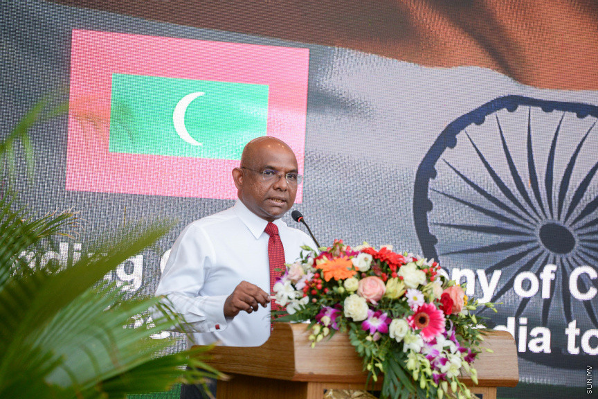 ނޮވެމްބަރ 9، 2020: 67 ރަށުގައި ކުޑަކުދިންގެ ޕާކު ހެދުމަށް ބޭނުންވާ ސާމާނު އިންޑިއާ ސަރުކާރުން ދިވެހިރާއްޖެއަށް ހަދިޔާކުރުން: މިތަކެތި ރަމްޒީގޮތުން ދިވެހި ސަރުކާރާއި ހަވާލު ކުރުމަށް ގަލޮޅި ދަނޑުގައި ބޭއްވި ޚާއްސަ ރަސްމިއްޔާތުގެ ތެރެއިން -- ސަން ފޮޓޯ/ ފަޔާޒު މޫސާ