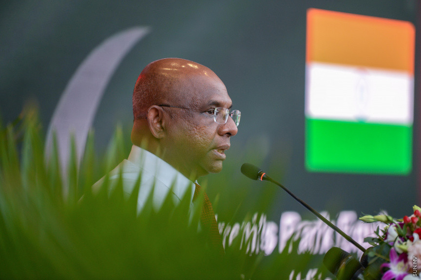 ނޮވެމްބަރ 9، 2020: 67 ރަށުގައި ކުޑަކުދިންގެ ޕާކު ހެދުމަށް ބޭނުންވާ ސާމާނު އިންޑިއާ ސަރުކާރުން ދިވެހިރާއްޖެއަށް ހަދިޔާކުރުން: މިތަކެތި ރަމްޒީގޮތުން ދިވެހި ސަރުކާރާއި ހަވާލު ކުރުމަށް ގަލޮޅި ދަނޑުގައި ބޭއްވި ޚާއްސަ ރަސްމިއްޔާތުގެ ތެރެއިން -- ސަން ފޮޓޯ/ ފަޔާޒު މޫސާ