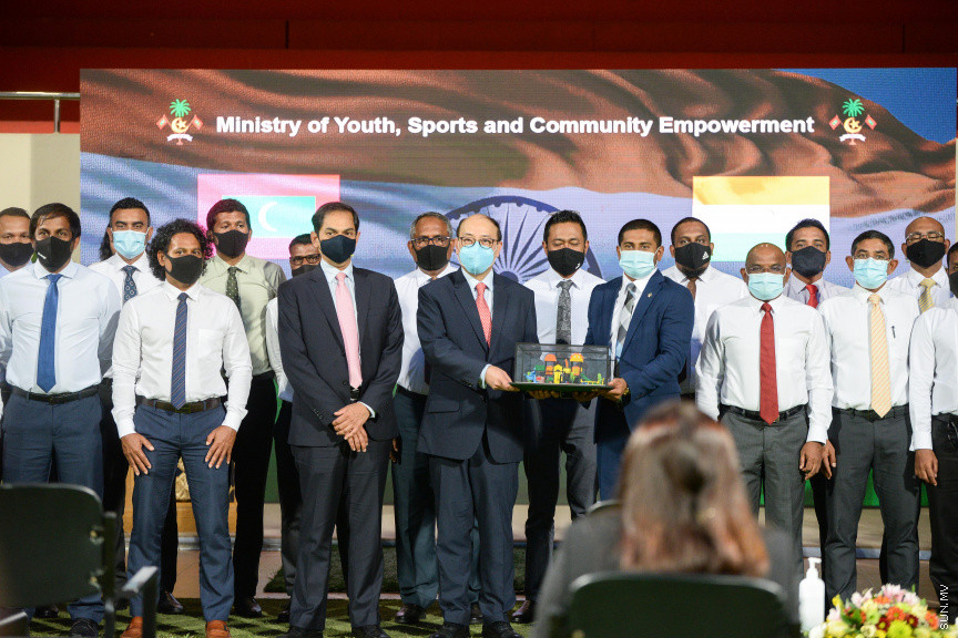 ނޮވެމްބަރ 9، 2020: 67 ރަށުގައި ކުޑަކުދިންގެ ޕާކު ހެދުމަށް ބޭނުންވާ ސާމާނު އިންޑިއާ ސަރުކާރުން ދިވެހިރާއްޖެއަށް ހަދިޔާކުރުން: މިތަކެތި ރަމްޒީގޮތުން ދިވެހި ސަރުކާރާއި ހަވާލު ކުރުމަށް ގަލޮޅި ދަނޑުގައި ބޭއްވި ޚާއްސަ ރަސްމިއްޔާތުގެ ތެރެއިން -- ސަން ފޮޓޯ/ ފަޔާޒު މޫސާ