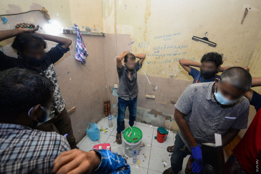 26 ނޮވެމްބަރ 2020: މަސްތުވާތަކެތީގެ ނުރައްކާ އެންމެ ބޮޑުވެފައިވާ ވެރިރަށް މާލޭގައި، މަސްތުގެ "އައްޑާ"ތައް ދަނީ ގިނަވަމުންނެވެ. އެތަންތަނަކީ ސިއްރިއްޔާތުގައި މަސްތުވާތަކެތީގެ ހިދުމަތް ދޭ ތަންތަނެވެ. އެކަމަކު އެއީ އެންމެންނަށް އިނގޭ ބޮޑު ސިއްރެކެވެ. މިކަން ހުއްޓުވުމަށް ފުލުހުން ކުރިއަށް ގެންދިޔަ އޮޕަރޭޝަންގައި ސަން ޓީމު ބައިވެރިކުރުމުން، ފެނިގެން ދިޔައީ އެތަންތަނުގެ ތެރޭގައި ޒުވާނުން މަސްތުވެ، ބިއްޖެހިފައިވާ މަންޒަރެވެ. -- ސަން ފޮޓޯ/ ފަޔާޒު މޫސާ
