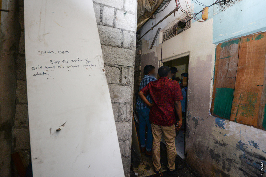 26 ނޮވެމްބަރ 2020: މަސްތުވާތަކެތީގެ ނުރައްކާ އެންމެ ބޮޑުވެފައިވާ ވެރިރަށް މާލޭގައި، މަސްތުގެ "އައްޑާ"ތައް ދަނީ ގިނަވަމުންނެވެ. އެތަންތަނަކީ ސިއްރިއްޔާތުގައި މަސްތުވާތަކެތީގެ ހިދުމަތް ދޭ ތަންތަނެވެ. އެކަމަކު އެއީ އެންމެންނަށް އިނގޭ ބޮޑު ސިއްރެކެވެ. މިކަން ހުއްޓުވުމަށް ފުލުހުން ކުރިއަށް ގެންދިޔަ އޮޕަރޭޝަންގައި ސަން ޓީމު ބައިވެރިކުރުމުން، ފެނިގެން ދިޔައީ އެތަންތަނުގެ ތެރޭގައި ޒުވާނުން މަސްތުވެ، ބިއްޖެހިފައިވާ މަންޒަރެވެ. -- ސަން ފޮޓޯ/ ފަޔާޒު މޫސާ