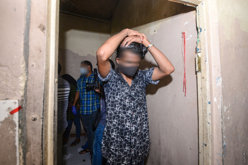 26 ނޮވެމްބަރ 2020: މަސްތުވާތަކެތީގެ ނުރައްކާ އެންމެ ބޮޑުވެފައިވާ ވެރިރަށް މާލޭގައި، މަސްތުގެ "އައްޑާ"ތައް ދަނީ ގިނަވަމުންނެވެ. އެތަންތަނަކީ ސިއްރިއްޔާތުގައި މަސްތުވާތަކެތީގެ ހިދުމަތް ދޭ ތަންތަނެވެ. އެކަމަކު އެއީ އެންމެންނަށް އިނގޭ ބޮޑު ސިއްރެކެވެ. މިކަން ހުއްޓުވުމަށް ފުލުހުން ކުރިއަށް ގެންދިޔަ އޮޕަރޭޝަންގައި ސަން ޓީމު ބައިވެރިކުރުމުން، ފެނިގެން ދިޔައީ އެތަންތަނުގެ ތެރޭގައި ޒުވާނުން މަސްތުވެ، ބިއްޖެހިފައިވާ މަންޒަރެވެ. -- ސަން ފޮޓޯ/ ފަޔާޒު މޫސާ