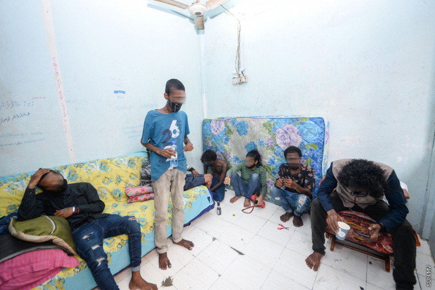 26 ނޮވެމްބަރ 2020: މަސްތުވާތަކެތީގެ ނުރައްކާ އެންމެ ބޮޑުވެފައިވާ ވެރިރަށް މާލޭގައި، މަސްތުގެ "އައްޑާ"ތައް ދަނީ ގިނަވަމުންނެވެ. އެތަންތަނަކީ ސިއްރިއްޔާތުގައި މަސްތުވާތަކެތީގެ ހިދުމަތް ދޭ ތަންތަނެވެ. އެކަމަކު އެއީ އެންމެންނަށް އިނގޭ ބޮޑު ސިއްރެކެވެ. މިކަން ހުއްޓުވުމަށް ފުލުހުން ކުރިއަށް ގެންދިޔަ އޮޕަރޭޝަންގައި ސަން ޓީމު ބައިވެރިކުރުމުން، ފެނިގެން ދިޔައީ އެތަންތަނުގެ ތެރޭގައި ޒުވާނުން މަސްތުވެ، ބިއްޖެހިފައިވާ މަންޒަރެވެ. -- ސަން ފޮޓޯ/ ފަޔާޒު މޫސާ