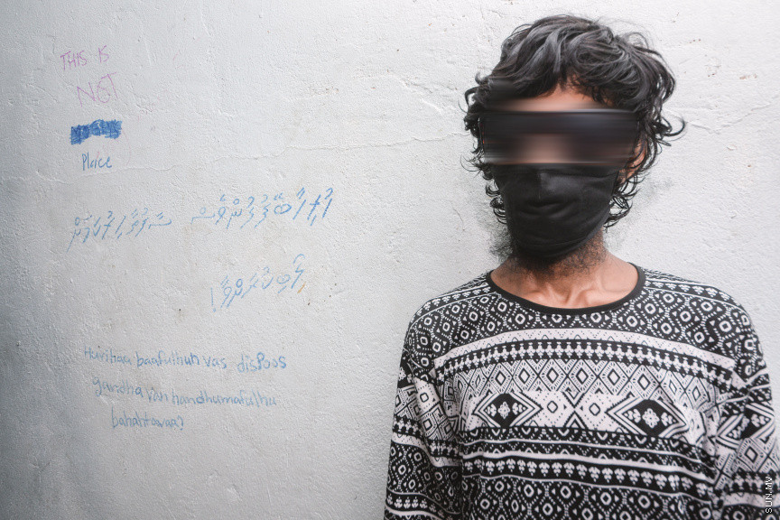 26 ނޮވެމްބަރ 2020: މަސްތުވާތަކެތީގެ ނުރައްކާ އެންމެ ބޮޑުވެފައިވާ ވެރިރަށް މާލޭގައި، މަސްތުގެ "އައްޑާ"ތައް ދަނީ ގިނަވަމުންނެވެ. އެތަންތަނަކީ ސިއްރިއްޔާތުގައި މަސްތުވާތަކެތީގެ ހިދުމަތް ދޭ ތަންތަނެވެ. އެކަމަކު އެއީ އެންމެންނަށް އިނގޭ ބޮޑު ސިއްރެކެވެ. މިކަން ހުއްޓުވުމަށް ފުލުހުން ކުރިއަށް ގެންދިޔަ އޮޕަރޭޝަންގައި ސަން ޓީމު ބައިވެރިކުރުމުން، ފެނިގެން ދިޔައީ އެތަންތަނުގެ ތެރޭގައި ޒުވާނުން މަސްތުވެ، ބިއްޖެހިފައިވާ މަންޒަރެވެ. -- ސަން ފޮޓޯ/ ފަޔާޒު މޫސާ