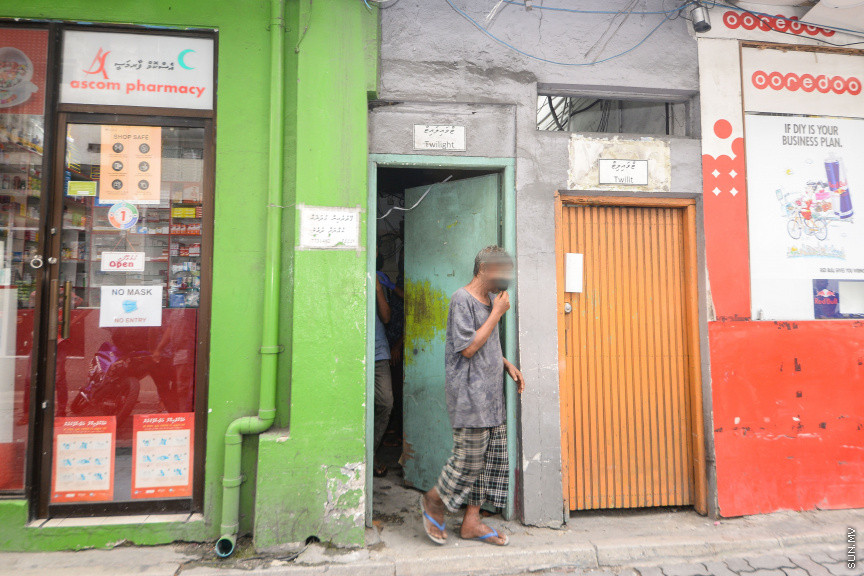 26 ނޮވެމްބަރ 2020: މަސްތުވާތަކެތީގެ ނުރައްކާ އެންމެ ބޮޑުވެފައިވާ ވެރިރަށް މާލޭގައި، މަސްތުގެ "އައްޑާ"ތައް ދަނީ ގިނަވަމުންނެވެ. އެތަންތަނަކީ ސިއްރިއްޔާތުގައި މަސްތުވާތަކެތީގެ ހިދުމަތް ދޭ ތަންތަނެވެ. އެކަމަކު އެއީ އެންމެންނަށް އިނގޭ ބޮޑު ސިއްރެކެވެ. މިކަން ހުއްޓުވުމަށް ފުލުހުން ކުރިއަށް ގެންދިޔަ އޮޕަރޭޝަންގައި ސަން ޓީމު ބައިވެރިކުރުމުން، ފެނިގެން ދިޔައީ އެތަންތަނުގެ ތެރޭގައި ޒުވާނުން މަސްތުވެ، ބިއްޖެހިފައިވާ މަންޒަރެވެ. -- ސަން ފޮޓޯ/ ފަޔާޒު މޫސާ