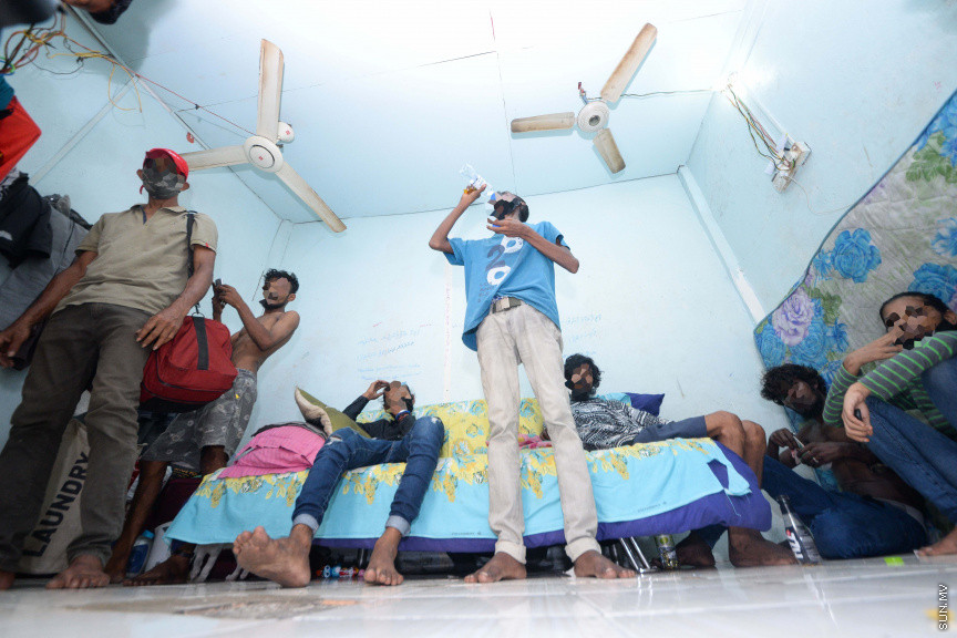 26 ނޮވެމްބަރ 2020: މަސްތުވާތަކެތީގެ ނުރައްކާ އެންމެ ބޮޑުވެފައިވާ ވެރިރަށް މާލޭގައި، މަސްތުގެ "އައްޑާ"ތައް ދަނީ ގިނަވަމުންނެވެ. އެތަންތަނަކީ ސިއްރިއްޔާތުގައި މަސްތުވާތަކެތީގެ ހިދުމަތް ދޭ ތަންތަނެވެ. އެކަމަކު އެއީ އެންމެންނަށް އިނގޭ ބޮޑު ސިއްރެކެވެ. މިކަން ހުއްޓުވުމަށް ފުލުހުން ކުރިއަށް ގެންދިޔަ އޮޕަރޭޝަންގައި ސަން ޓީމު ބައިވެރިކުރުމުން، ފެނިގެން ދިޔައީ އެތަންތަނުގެ ތެރޭގައި ޒުވާނުން މަސްތުވެ، ބިއްޖެހިފައިވާ މަންޒަރެވެ. -- ސަން ފޮޓޯ/ ފަޔާޒު މޫސާ