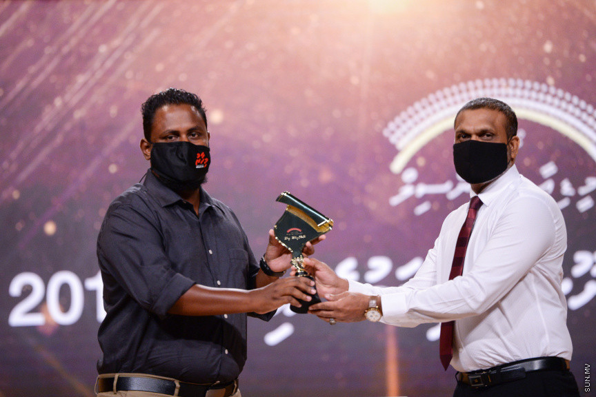 ޑިސެމްބަރ 8، 2020: މޯލްޑިވްސް މީޑިއާ ކައުންސިލްގެ ނޫސްވެރިކަމުގެ އެވޯޑު 2019ގެ އިނާމު ދިނުމުގެ ރަސްމިއްޔާތުގެ ތެރެއިން -- ސަން ފޮޓޯ/ ފަޔާޒު މޫސާ