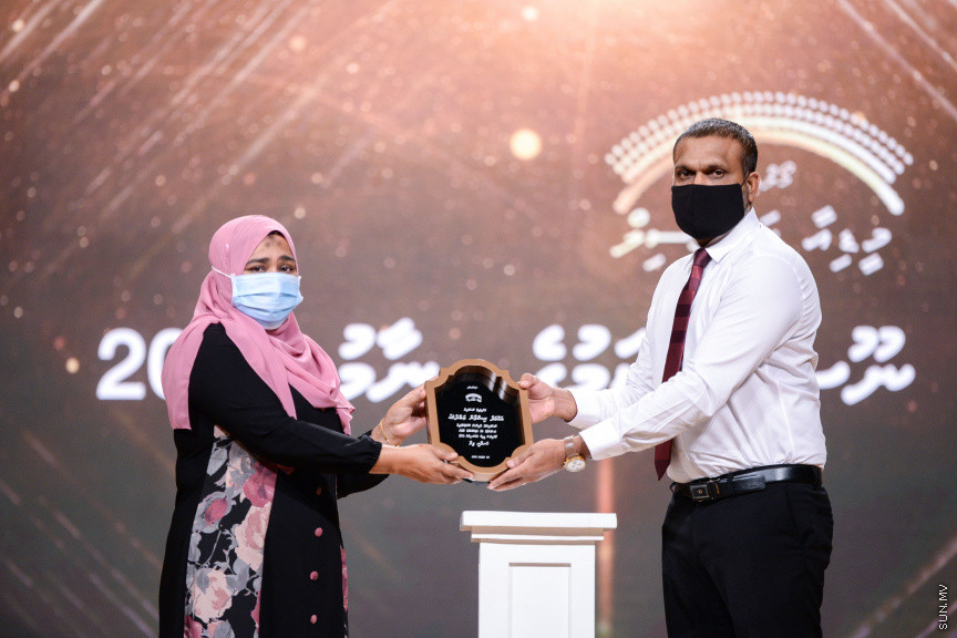 ޑިސެމްބަރ 8، 2020: މޯލްޑިވްސް މީޑިއާ ކައުންސިލްގެ ނޫސްވެރިކަމުގެ އެވޯޑު 2019ގެ އިނާމު ދިނުމުގެ ރަސްމިއްޔާތުގެ ތެރެއިން -- ސަން ފޮޓޯ/ ފަޔާޒު މޫސާ