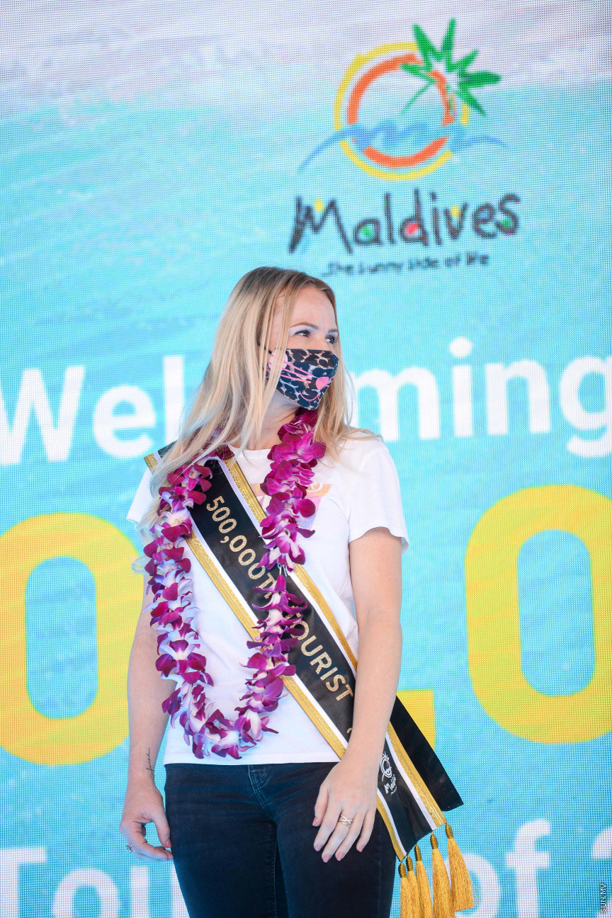 ޑިސެމްބަރ 17، 2020: މިއަހަރު ރާއްޖެ ޒިޔާރަތްކުރި ފަސް ލައްކަަ ވަނަ ފަތުރުވެރިޔާ އަށް މަރުހަބާ ކިޔުމަށް ވެލާނާ އިންޓަނޭޝަނަލް އެއާޕޯޓުގައި ބޭއްވި ރަސްމިއްޔާތުގެ ތެރެއިން -- ސަން ފޮޓޯ/ ފަޔާޒު މޫސާ