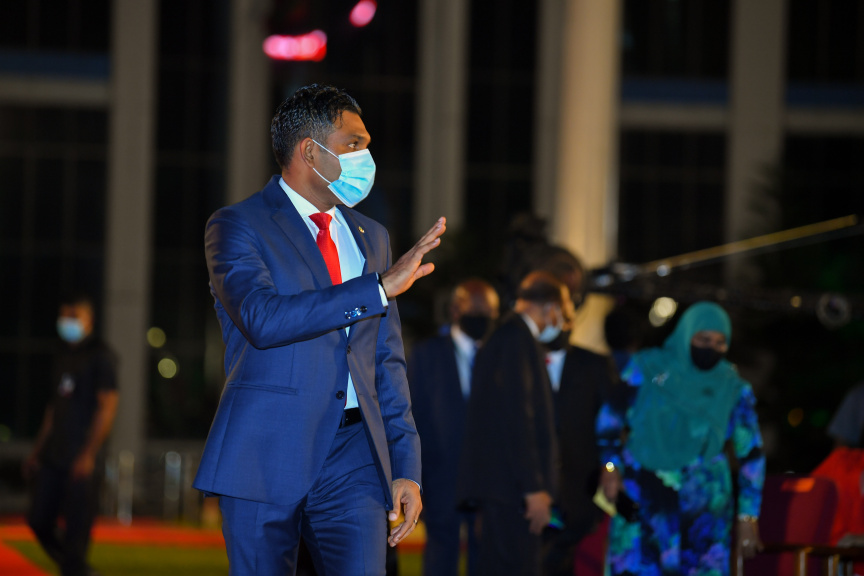 ދިވެހި ދައުލަތުން ދެއްވާ އެކިއެކި އިނާމުތައް ދެއްވުމަށާއި، ދިވެހިންގެ އެއްބައިވަންތަކަމުގެ ދުވަހާ ގުޅިގެން ޖުމްހޫރީ މައިދާނުގައި  ބޭއްވެވި ރަސްމީ ޖަލްސާގެ ތެރެއިން-- ފޮޓޯ ރައީސް އޮފީސް