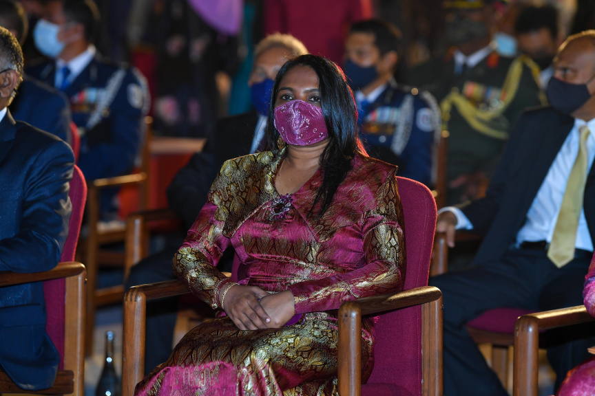 ދިވެހި ދައުލަތުން ދެއްވާ އެކިއެކި އިނާމުތައް ދެއްވުމަށާއި، ދިވެހިންގެ އެއްބައިވަންތަކަމުގެ ދުވަހާ ގުޅިގެން ޖުމްހޫރީ މައިދާނުގައި  ބޭއްވެވި ރަސްމީ ޖަލްސާގެ ތެރެއިން-- ފޮޓޯ ރައީސް އޮފީސް