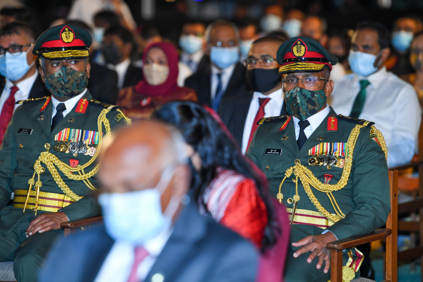 ދިވެހި ދައުލަތުން ދެއްވާ އެކިއެކި އިނާމުތައް ދެއްވުމަށާއި، ދިވެހިންގެ އެއްބައިވަންތަކަމުގެ ދުވަހާ ގުޅިގެން ޖުމްހޫރީ މައިދާނުގައި  ބޭއްވެވި ރަސްމީ ޖަލްސާގެ ތެރެއިން-- ފޮޓޯ ރައީސް އޮފީސް