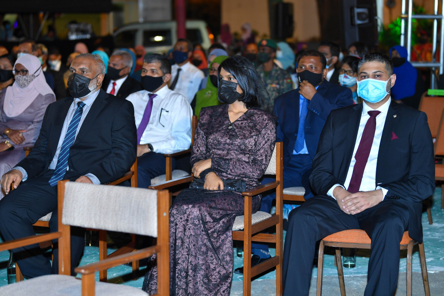 ދިވެހި ދައުލަތުން ދެއްވާ އެކިއެކި އިނާމުތައް ދެއްވުމަށާއި، ދިވެހިންގެ އެއްބައިވަންތަކަމުގެ ދުވަހާ ގުޅިގެން ޖުމްހޫރީ މައިދާނުގައި  ބޭއްވެވި ރަސްމީ ޖަލްސާގެ ތެރެއިން-- ފޮޓޯ ރައީސް އޮފީސް