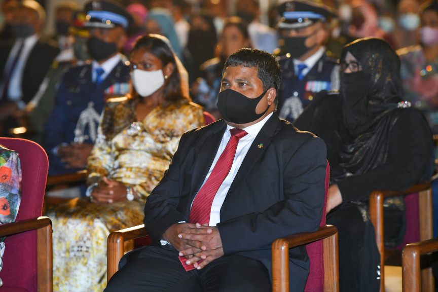 ދިވެހި ދައުލަތުން ދެއްވާ އެކިއެކި އިނާމުތައް ދެއްވުމަށާއި، ދިވެހިންގެ އެއްބައިވަންތަކަމުގެ ދުވަހާ ގުޅިގެން ޖުމްހޫރީ މައިދާނުގައި  ބޭއްވެވި ރަސްމީ ޖަލްސާގެ ތެރެއިން-- ފޮޓޯ ރައީސް އޮފީސް